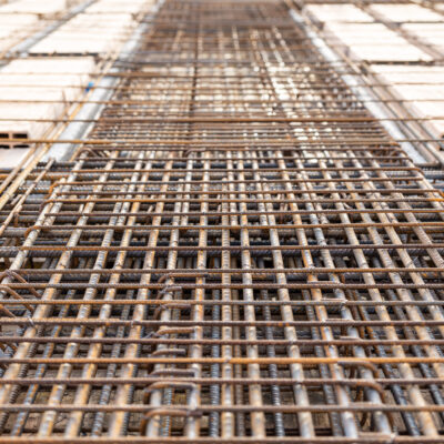 Scene di cantiere. Per il building Nunziare di Serapo, in forte stato di avanzamento, la scelta dei materiali è stata minuziosa. Prevedendo le azioni dei venti e del mare abbiamo ibridato materie prime naturali a un compound sviluppato dall’Istituto Italiano per il Calcestruzzo. Amiamo fare di più, amiamo la qualità e, insieme al nostro team, fissiamo ogni giorno obiettivi sempre più alti sfidando addirittura noi stessi. _____ www.ceceremanagement.it Ph: federicoviolafotografia