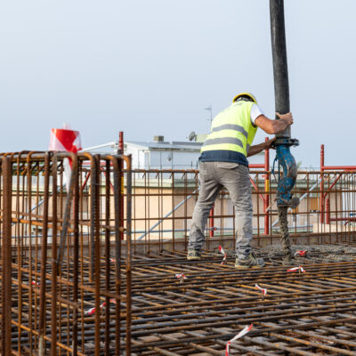 Scene di cantiere. Per il building Nunziare di Serapo, in forte stato di avanzamento, la scelta dei materiali è stata minuziosa. Prevedendo le azioni dei venti e del mare abbiamo ibridato materie prime naturali a un compound sviluppato dall’Istituto Italiano per il Calcestruzzo. Amiamo fare di più, amiamo la qualità e, insieme al nostro team, fissiamo ogni giorno obiettivi sempre più alti sfidando addirittura noi stessi. _____ www.ceceremanagement.it Ph: federicoviolafotografia