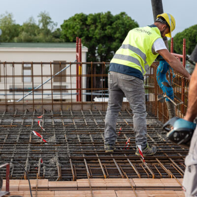 Scene di cantiere. Per il building Nunziare di Serapo, in forte stato di avanzamento, la scelta dei materiali è stata minuziosa. Prevedendo le azioni dei venti e del mare abbiamo ibridato materie prime naturali a un compound sviluppato dall’Istituto Italiano per il Calcestruzzo. Amiamo fare di più, amiamo la qualità e, insieme al nostro team, fissiamo ogni giorno obiettivi sempre più alti sfidando addirittura noi stessi. _____ www.ceceremanagement.it Ph: federicoviolafotografia