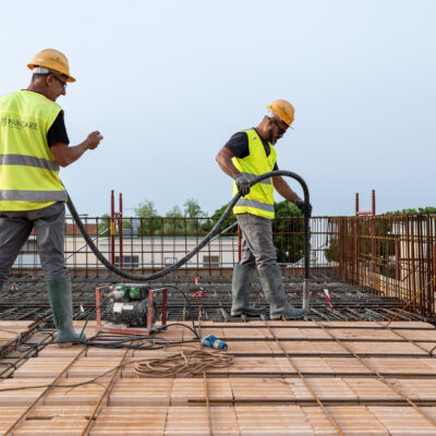 Scene di cantiere. Per il building Nunziare di Serapo, in forte stato di avanzamento, la scelta dei materiali è stata minuziosa. Prevedendo le azioni dei venti e del mare abbiamo ibridato materie prime naturali a un compound sviluppato dall’Istituto Italiano per il Calcestruzzo. Amiamo fare di più, amiamo la qualità e, insieme al nostro team, fissiamo ogni giorno obiettivi sempre più alti sfidando addirittura noi stessi. _____ www.ceceremanagement.it Ph: federicoviolafotografia